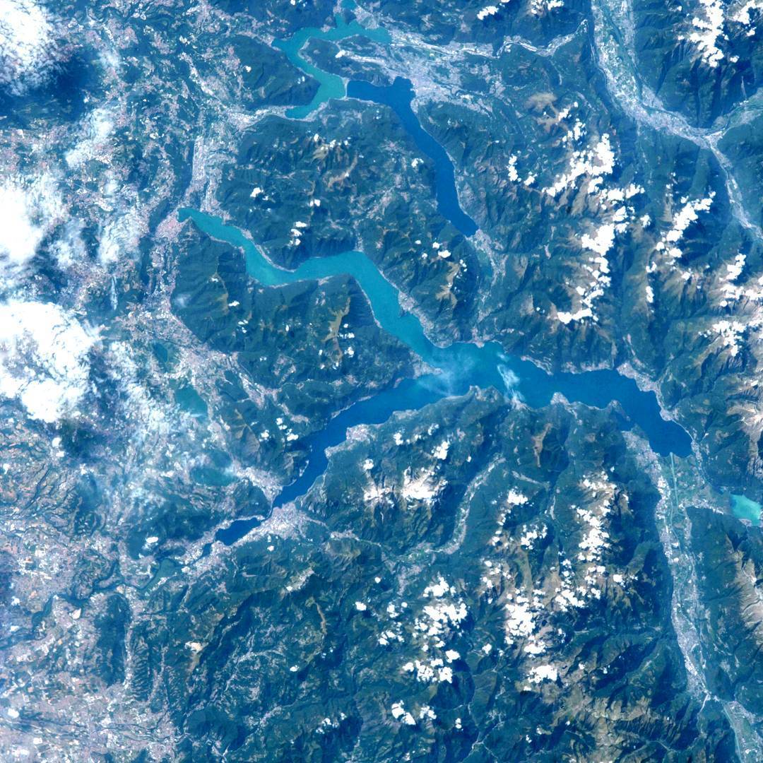  从国际空间站俯瞰意大利卢加诺湖，来自宇航员Paolo Nespoli。 