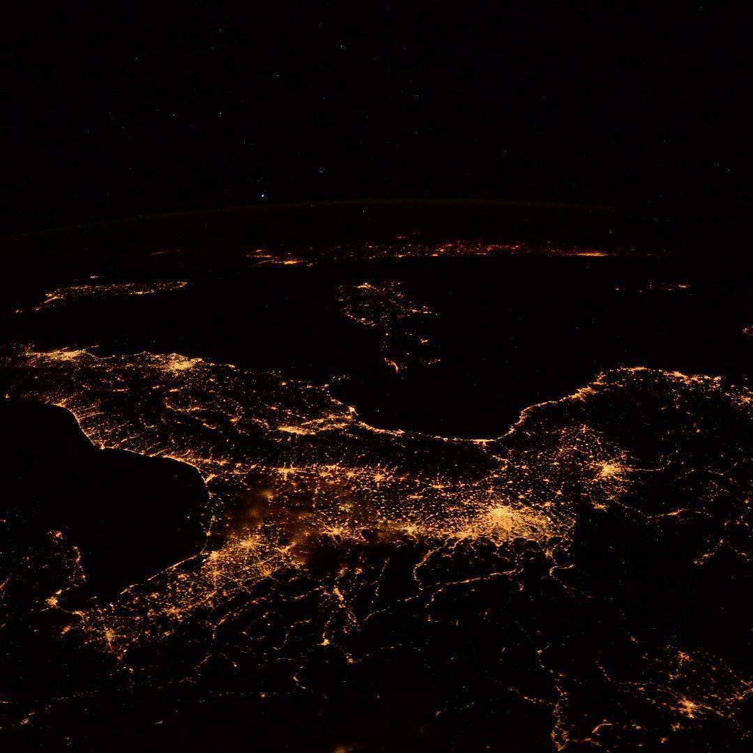  意大利城市米兰的夜晚，来自宇航员Paolo Nespoli。 