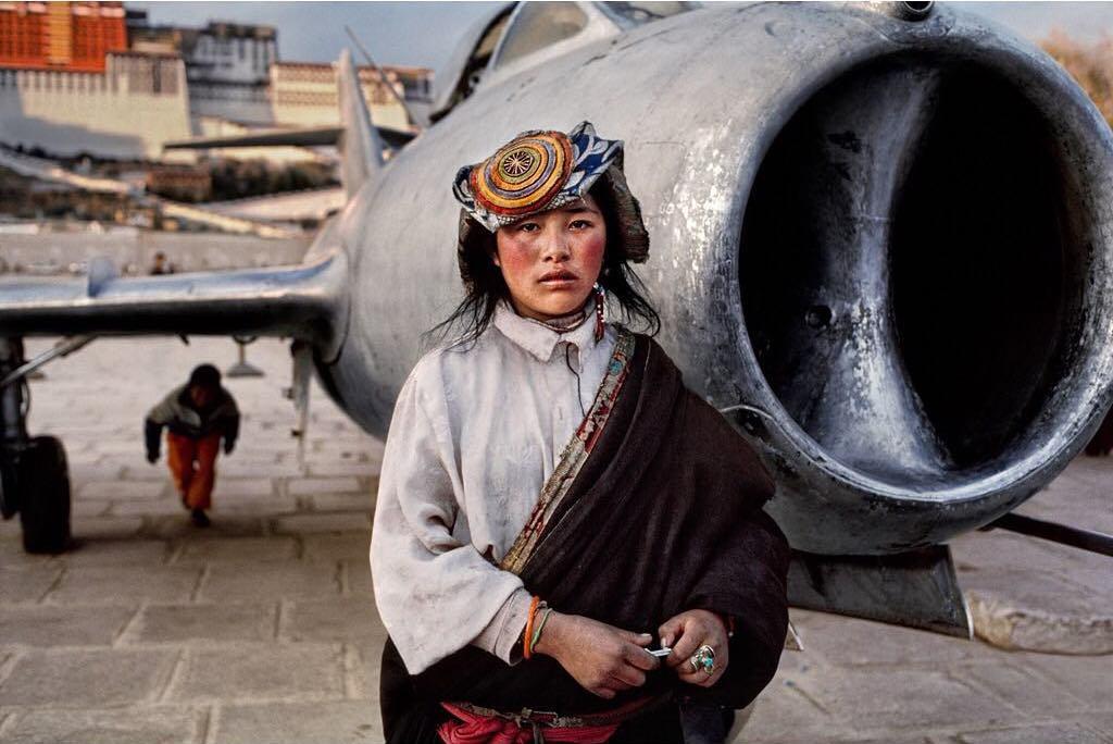  拉萨布达拉宫，在飞机模型前的女孩，Steve McCurry摄于2000年。 