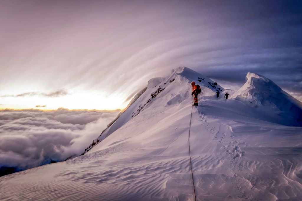 托木尔峰的登山者,托木尔峰位于中国与吉尔吉斯斯坦国境线附近,海拔