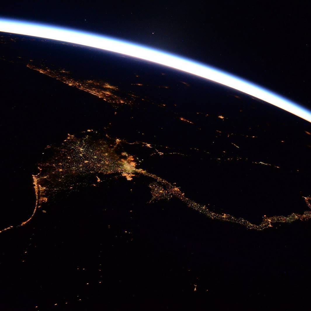  从国际空间站俯瞰夜晚的尼罗河，来自宇航员Paolo Nespoli。 