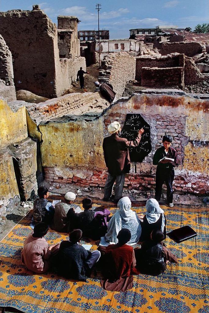  一群上课的孩子，Steve McCurry摄于2002年阿富汗喀布尔。 