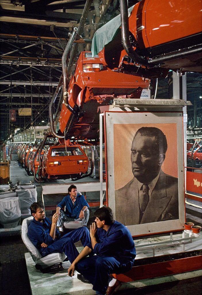  南斯拉夫汽车装配车间休息的工人和铁托的肖像，来自摄影师Steve McCurry。 