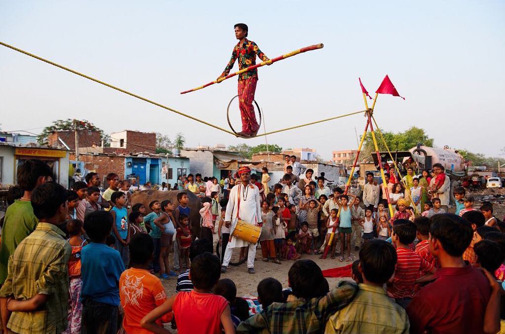 在印度焦特布尔一群人观看街头杂技表演stevemccurry摄于2009年
