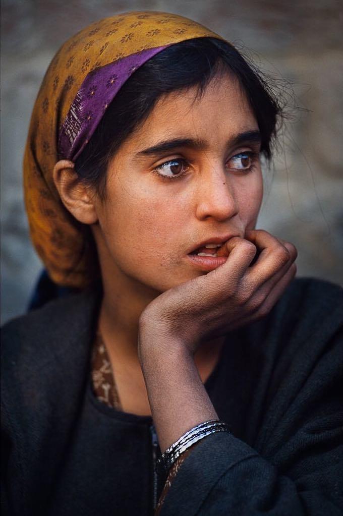  克什米尔斯利那加一位年轻女人的肖像，Steve McCurry摄于1998年。 