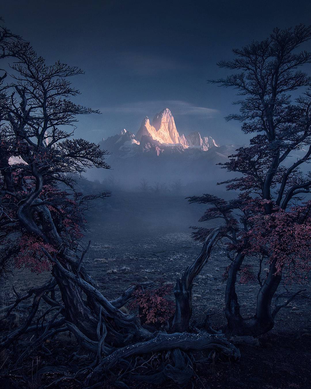  阿根廷巴塔哥尼亚的被光照亮的山峰，来自摄影师Max Rive。 
