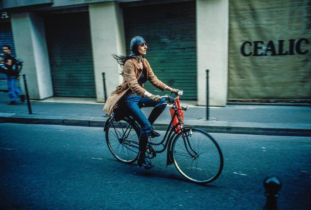  在法国巴黎玛莱区，一个骑自行车的女人，来自摄影师William Allard。 