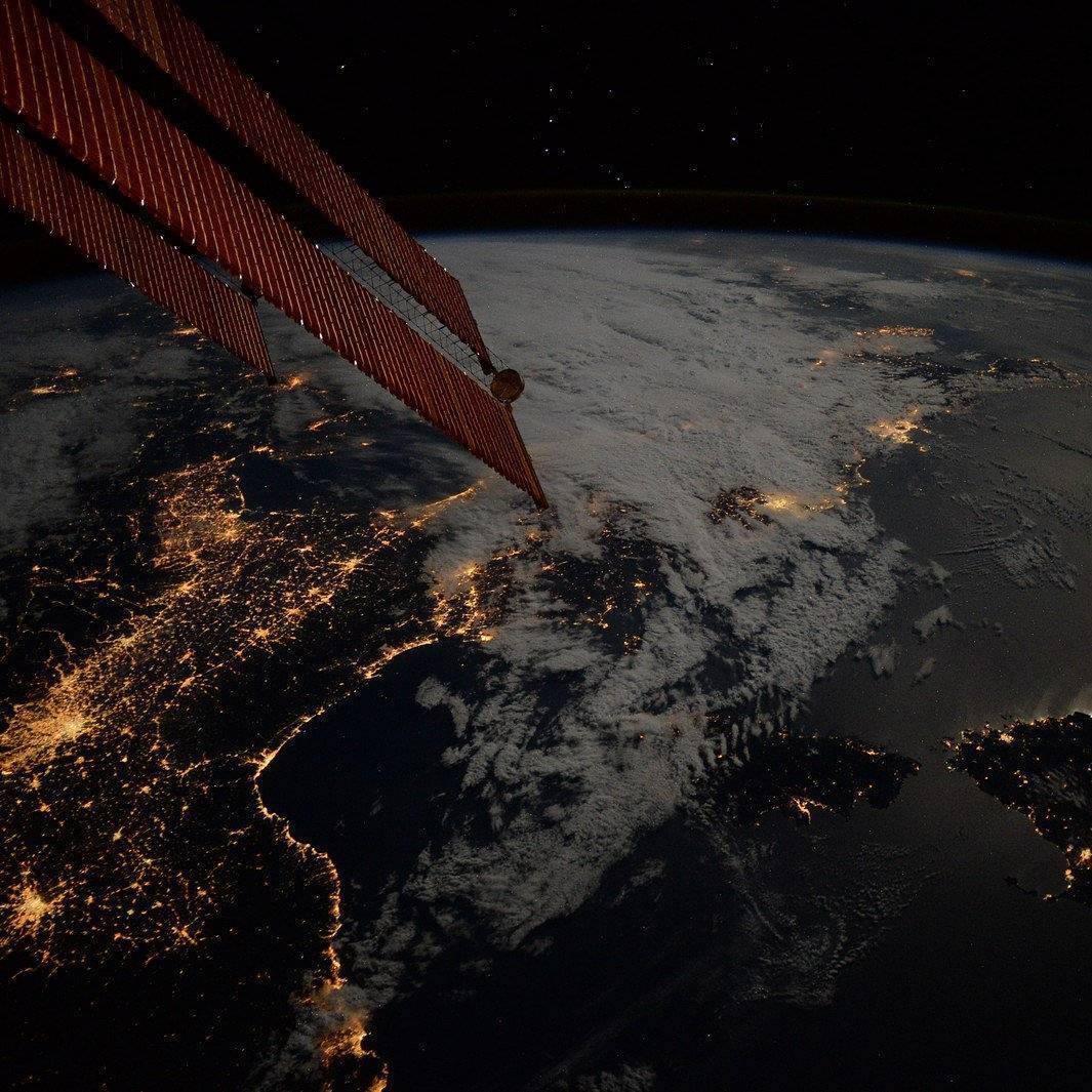  从太空俯瞰夜晚的意大利，来自宇航员Paolo Nespoli。 