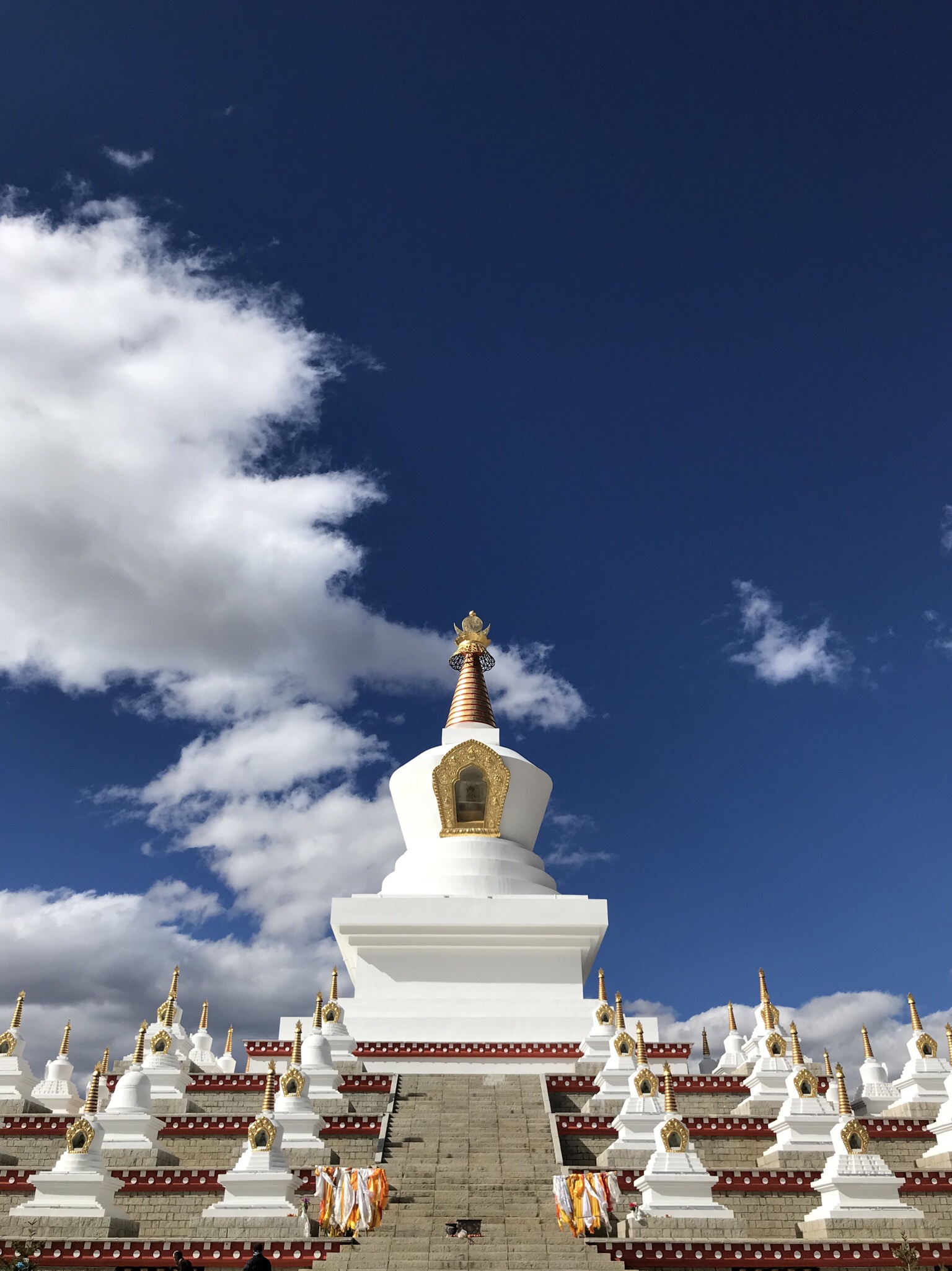 蓝天白云下稻城白塔