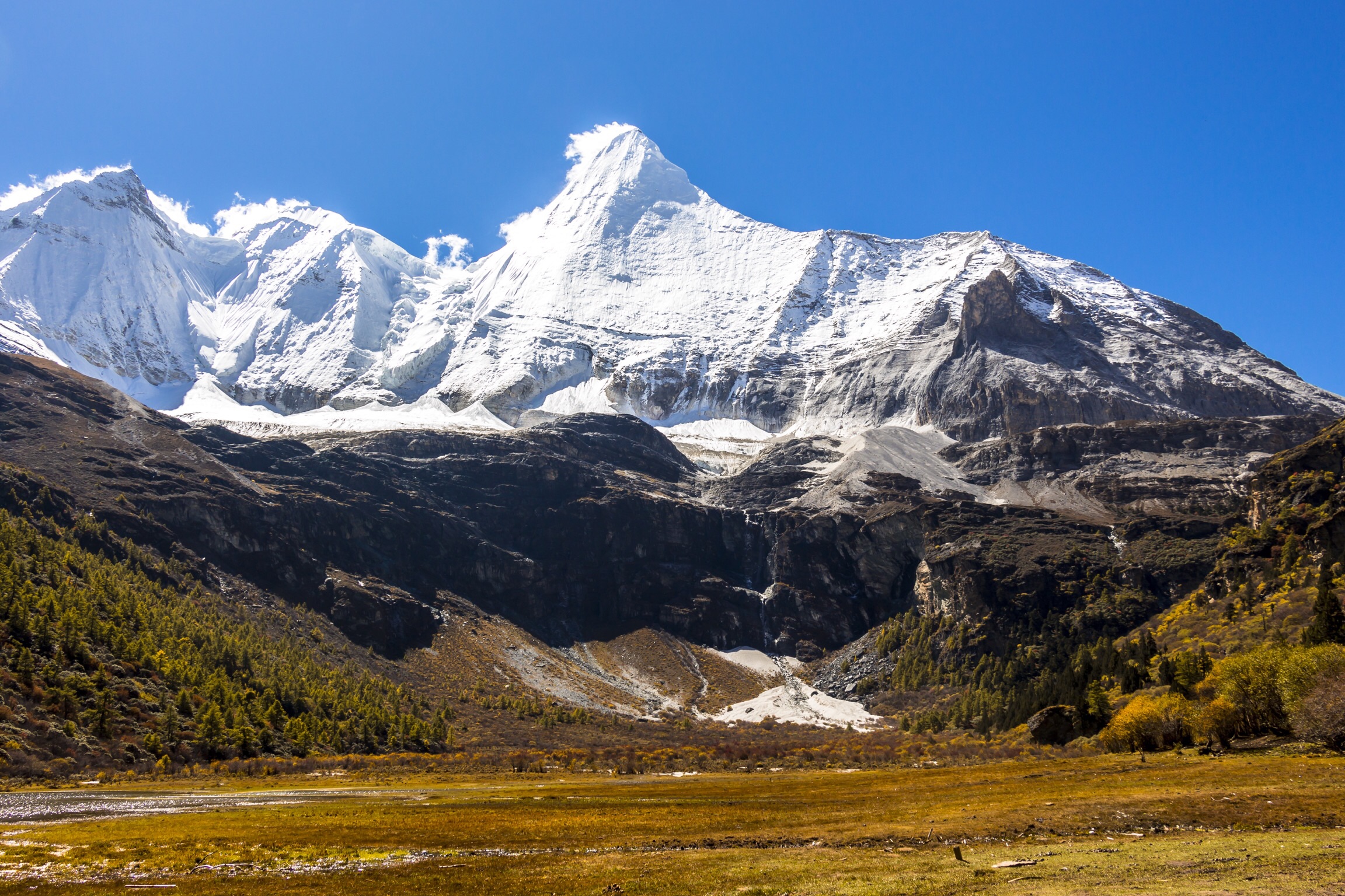 日光下的央迈勇雪山