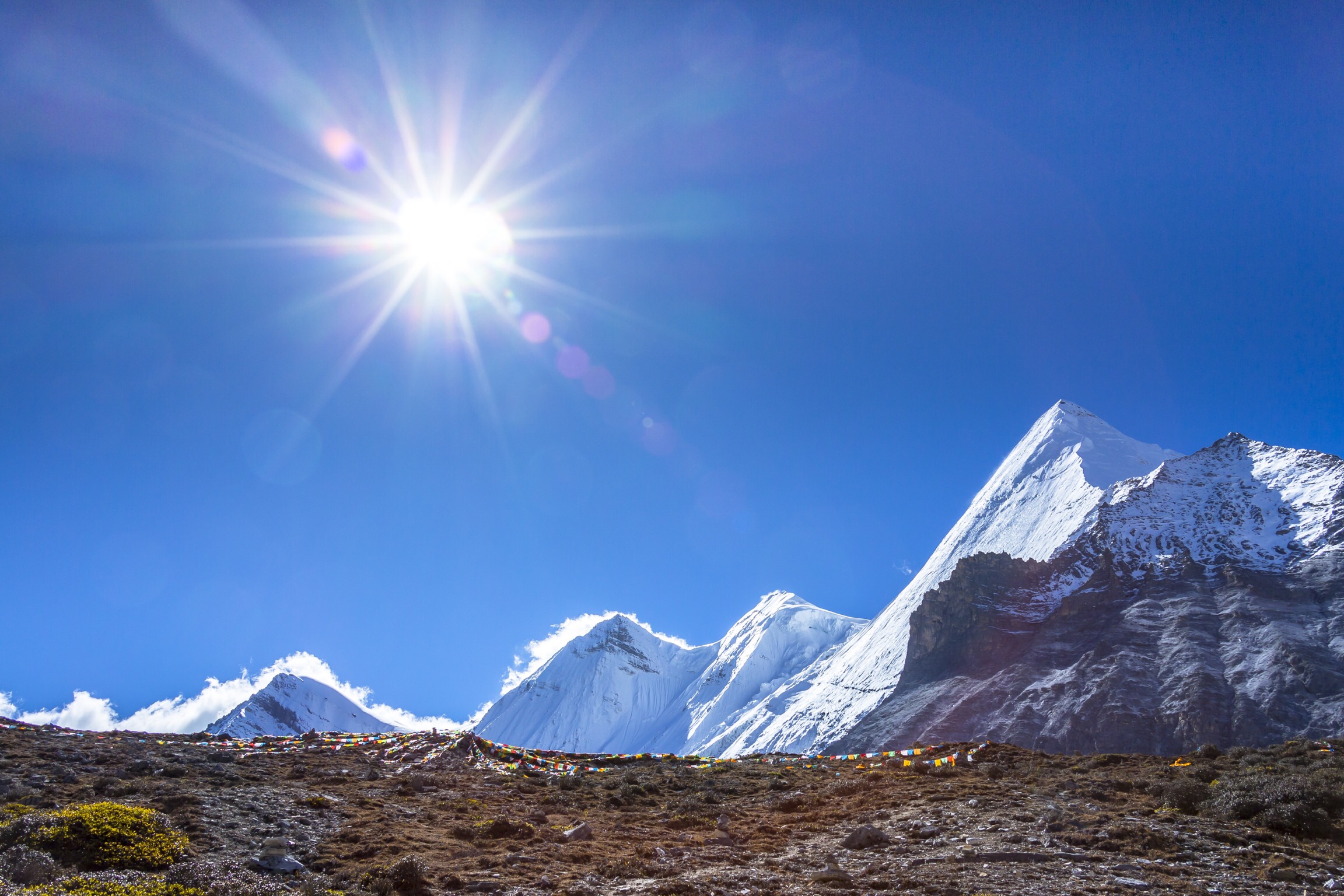 阳光下的雪山。