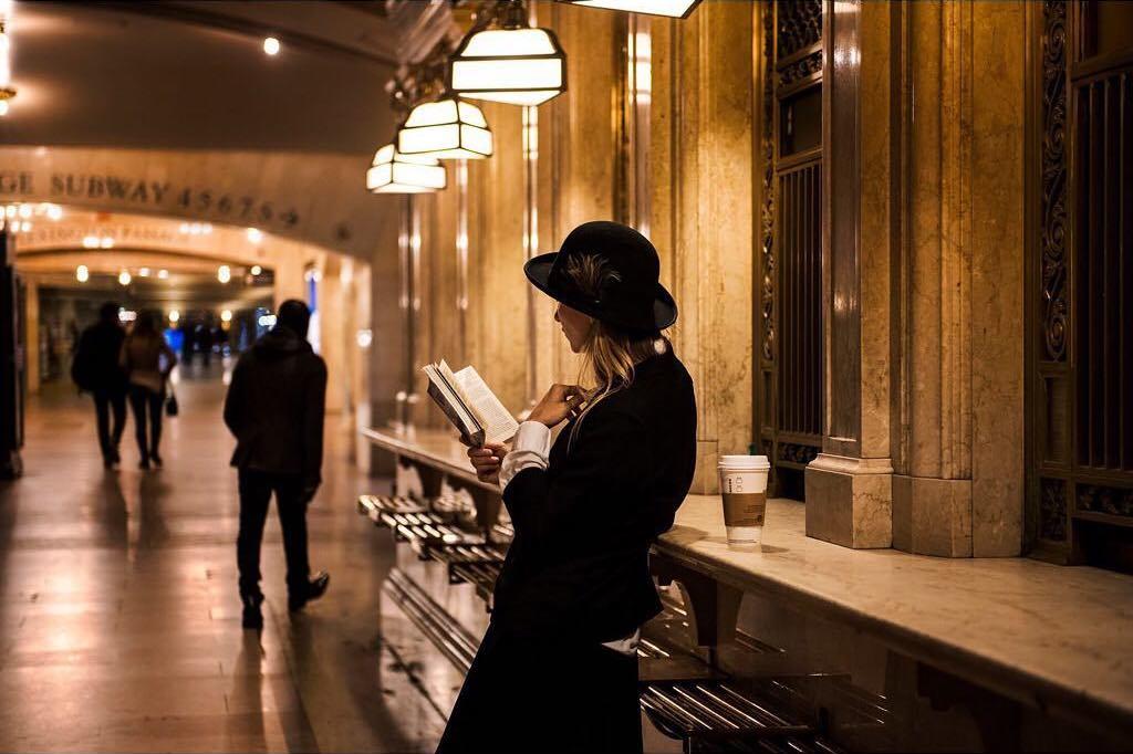  纽约中央车站读书的女人，Steve McCurry摄于2006年。 