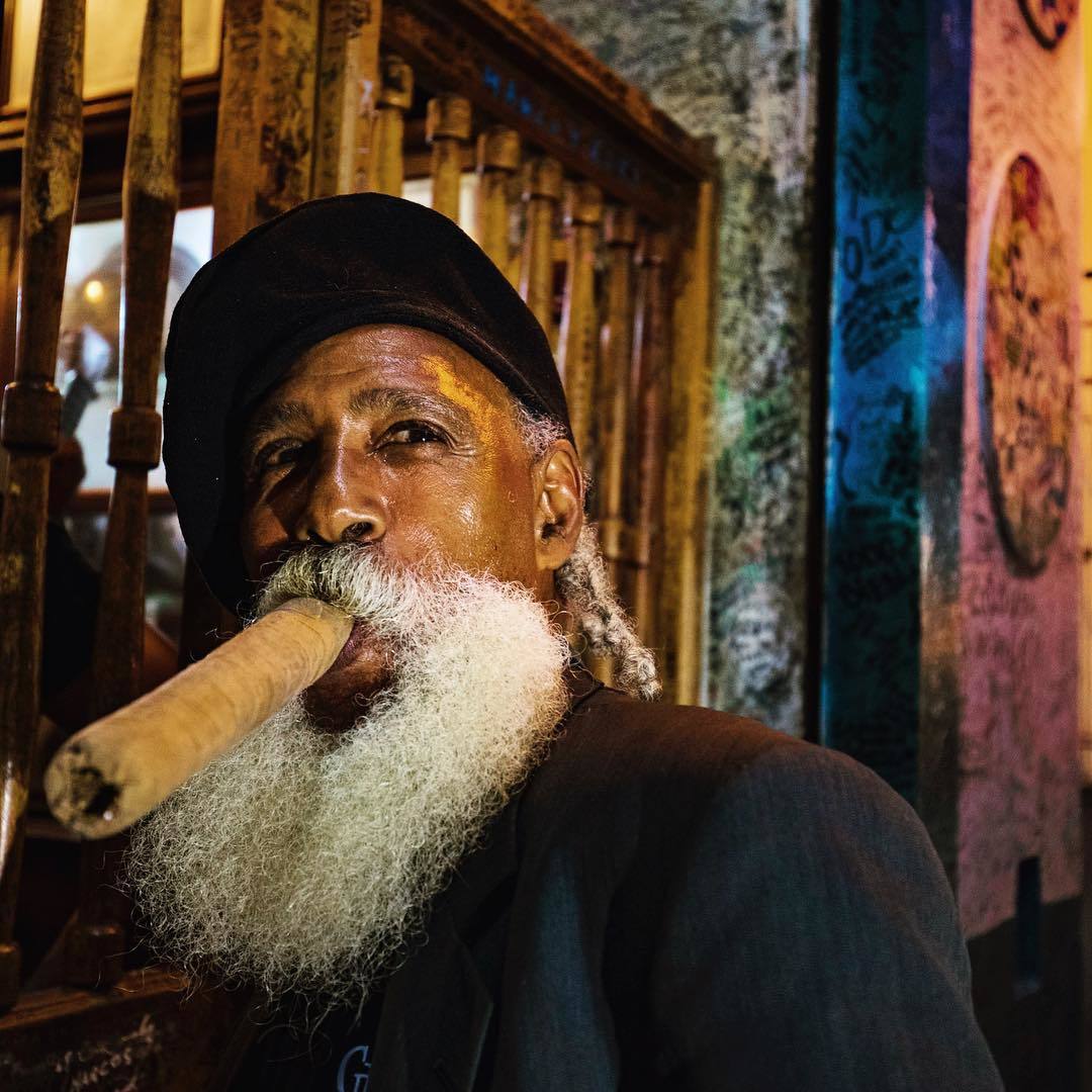  古巴哈瓦那街头抽雪茄的老人，来自摄影师Paul Nicklen。 