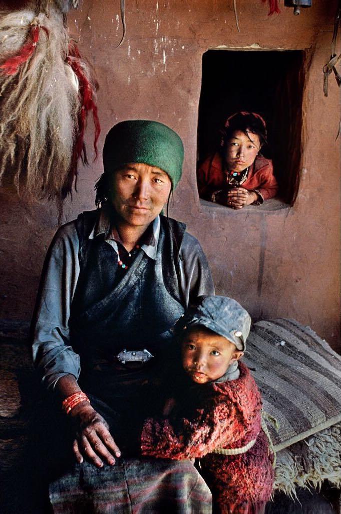  藏族的一家合影，Steve McCurry摄于1989年日喀则。 
