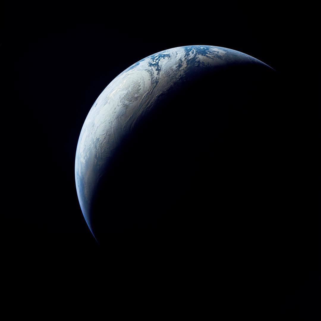  新月般的地球，照片拍摄于1967年11月9日，阿波罗四号飞船。 