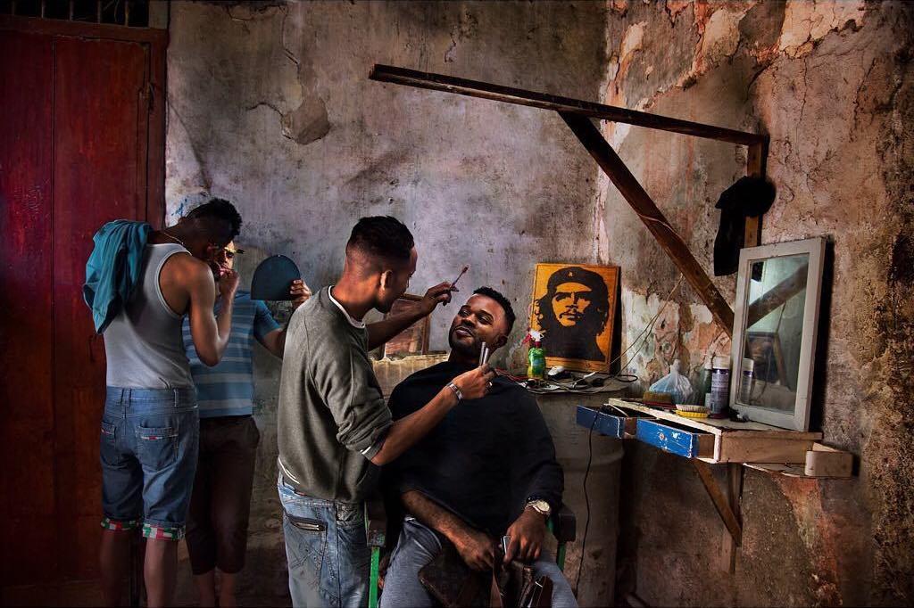  古巴哈瓦那街头的理发店，Steve McCurry摄于2015年。 