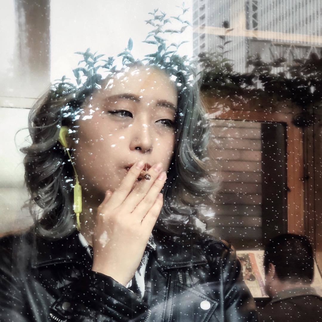  街头抽烟的女子，来自摄影师Alan Kastner。 