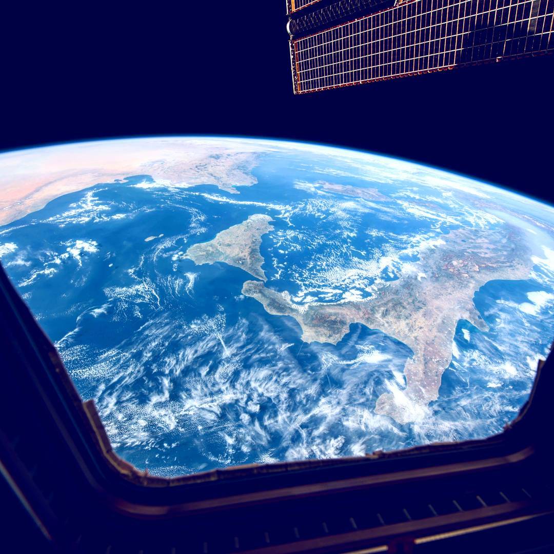 宇航员从太空俯瞰地球图片
