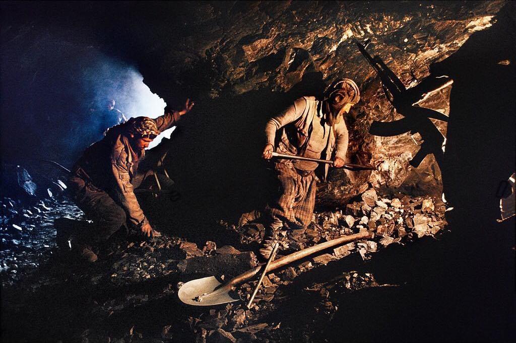  在阿富汗兴都库什山脉开采绿宝石的工人，Steve McCurry摄于1992年。 