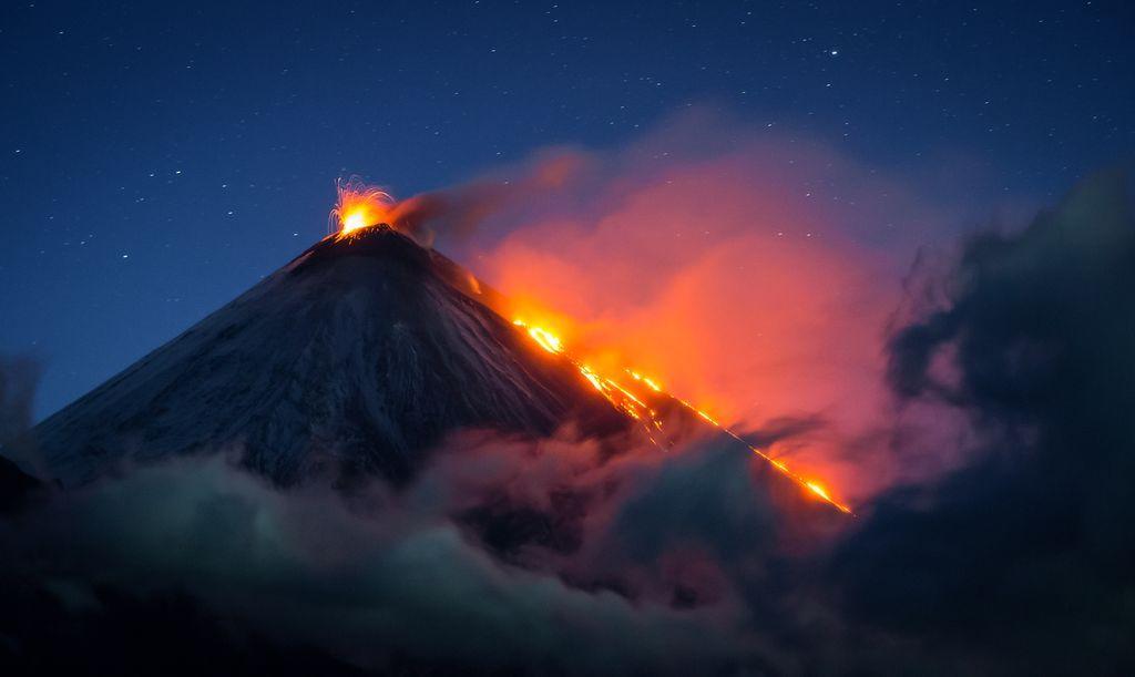  点亮夜空的克柳切夫火山，来自摄影师VLADIMIR VOYCHUK。 