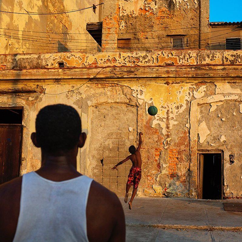  古巴哈瓦那街头打篮球的人，来自摄影师David Guttenfelder。 