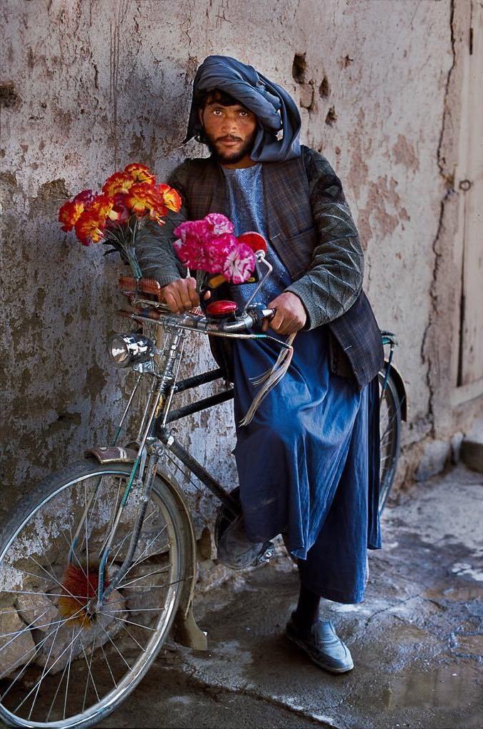  一个男人和他经过装饰的自行车，Steve McCurry摄于2002年阿富汗喀布尔。 