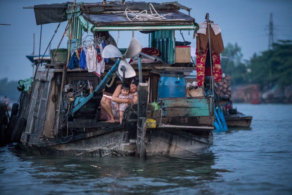  船上的一家，ANDY HOUSE摄于越南芹苴湄公河。 