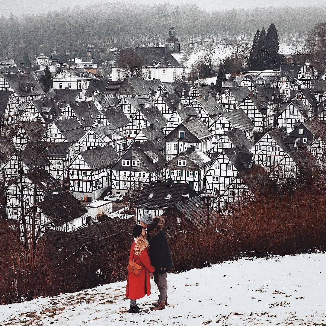  雪地中依偎的情侣，来自摄影师Johanna。 
