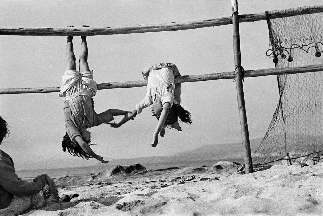  玩耍的渔民的女儿，Sergio Larrain摄于1956年智利。 