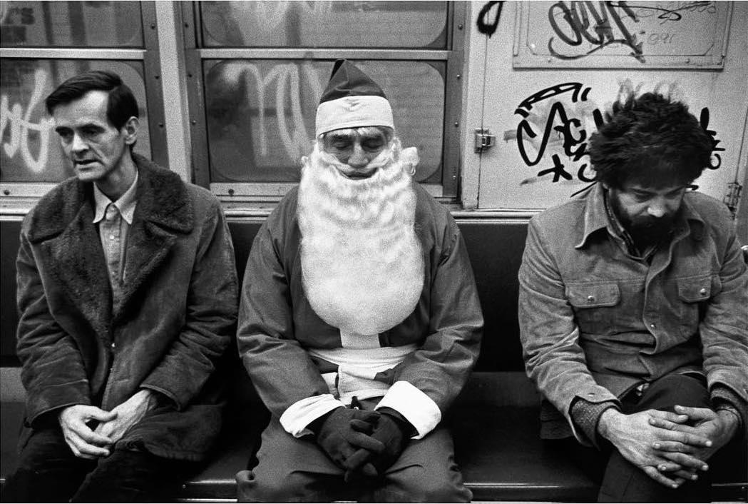  地铁上的圣诞老人，马格南摄影师Richard Kalvar拍摄于1976年纽约。 