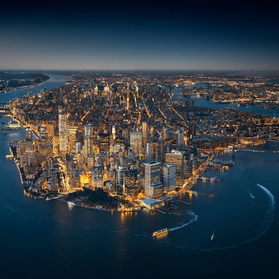  纽约曼哈顿岛夜景，来自摄影师Stephen Wilkes。 