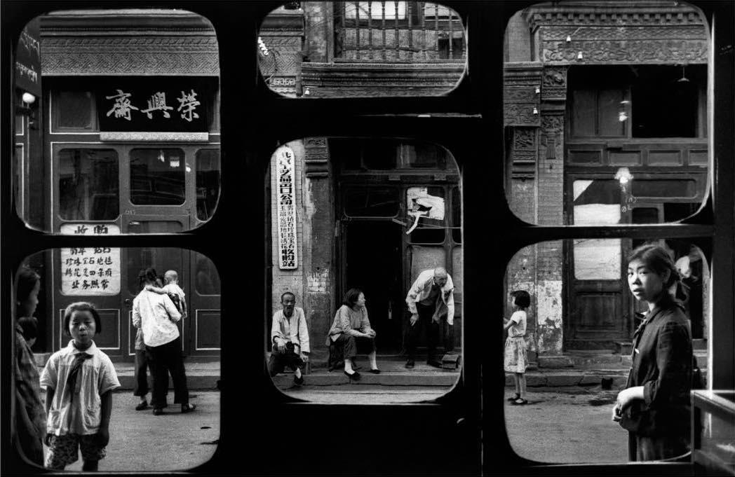 1965年北京的街头，来自摄影师Marc Riboud。 