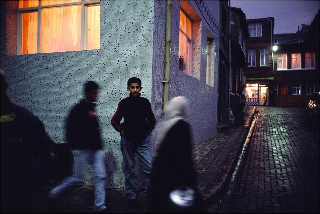  土耳其伊斯坦布尔的街头，Alex Webb摄于2001年。 
