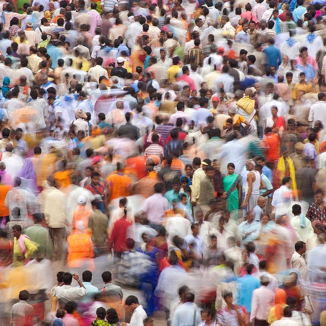  印度普里乘车节的人们，来自摄影师Randy Olson。 