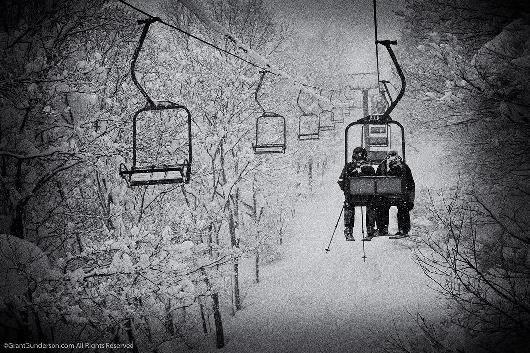  日本妙高山的滑雪索道，来自摄影师Grant Gunderson。 