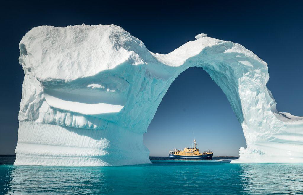  格陵兰岛巨大的冰川与探险船，来自摄影师 Eric Lew。 