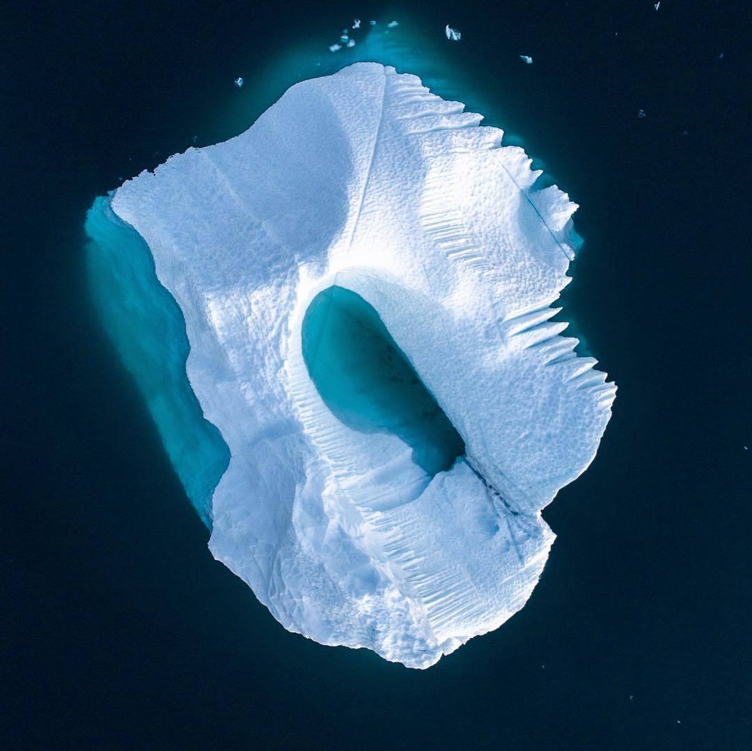  漂浮的冰山，来自摄影师Chris Burkard。 