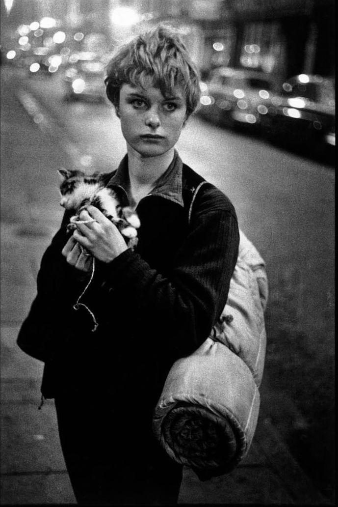  拿着猫咪的女孩，Bruce Davidson摄于1960年伦敦街头。 