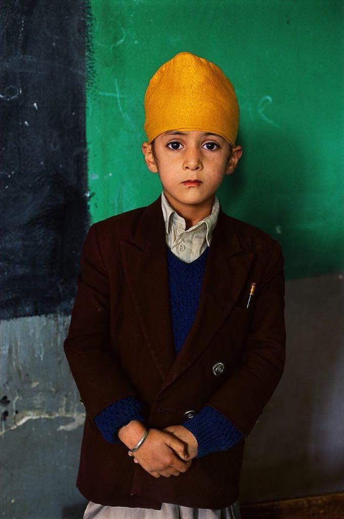  锡克族的小男孩，Steve McCurry摄于2002年阿富汗喀布尔。 