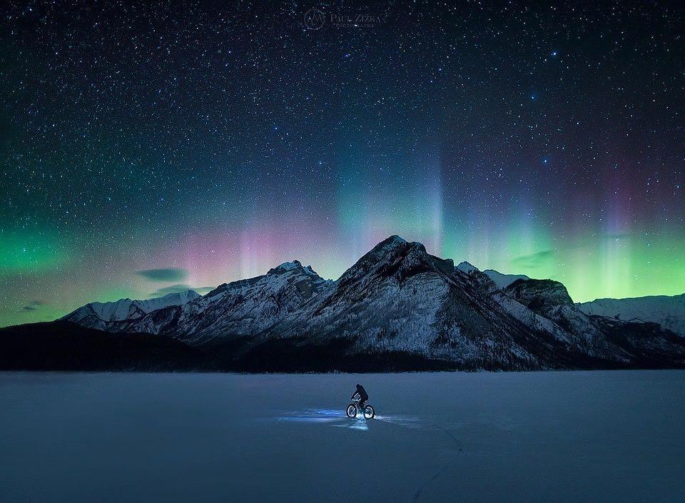  加拿大班夫国家公园的极光，来自摄影师Paul Zizka。 