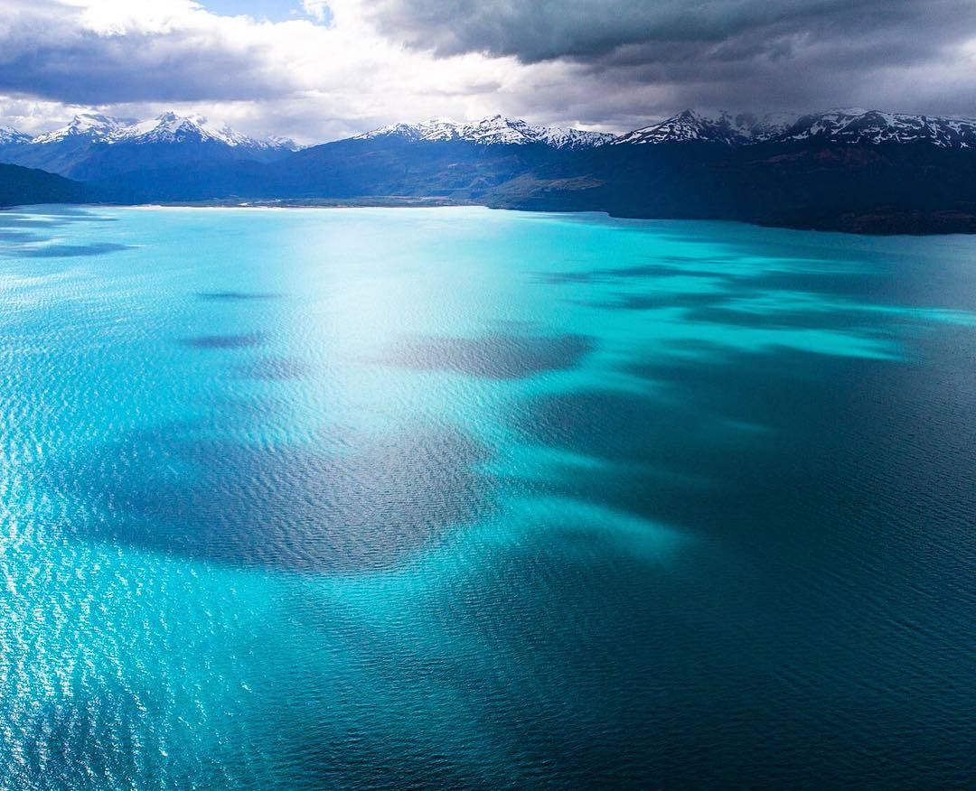  智利巴塔哥尼亚国家公园的湖泊，来自摄影师ChrisBurkard。 