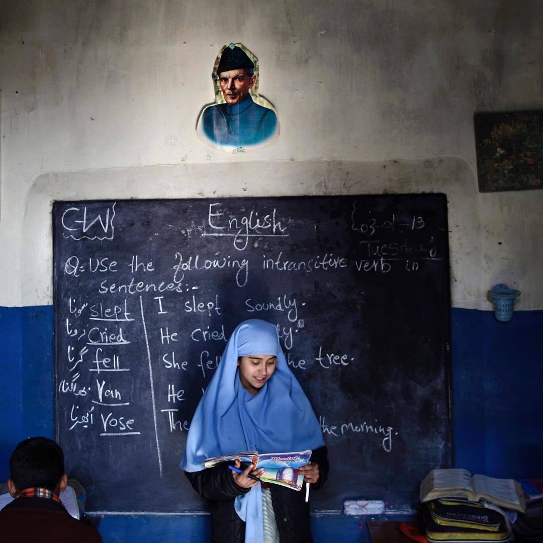  巴基斯坦学习英语的孩子，来自摄影师Muhammed Muheisen。 
