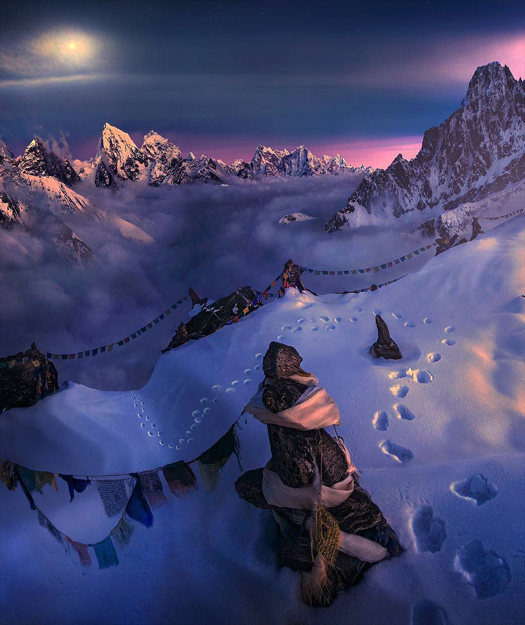  尼泊尔喜马拉雅山脉的夜景，来自摄影师Max Rive。 