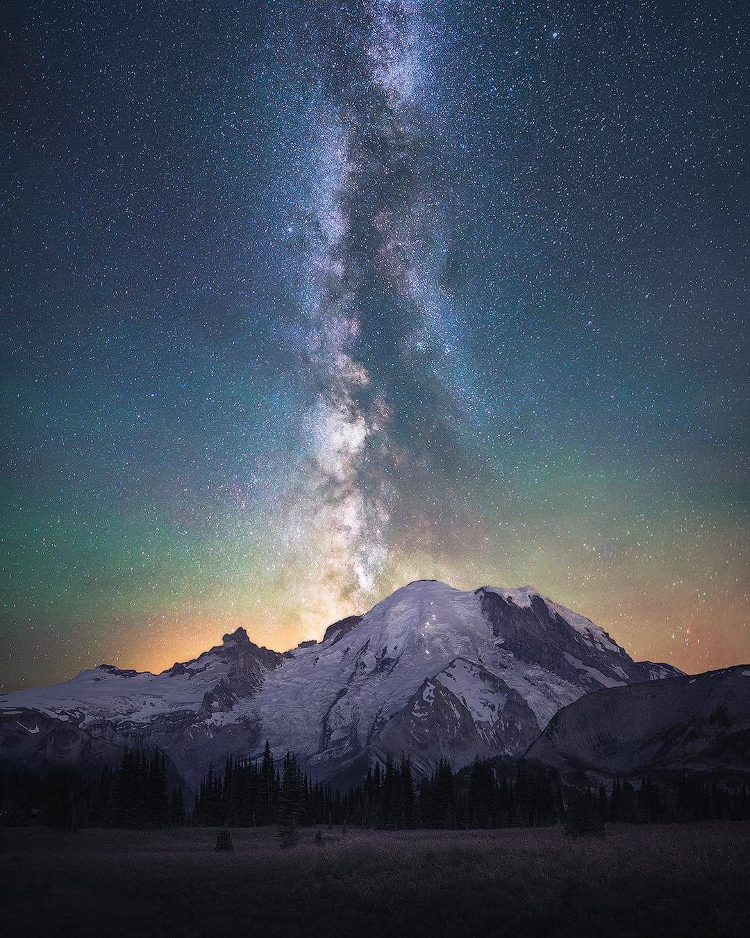  银河下的瑞尼尔山，来自摄影师Michael Shainblum。 