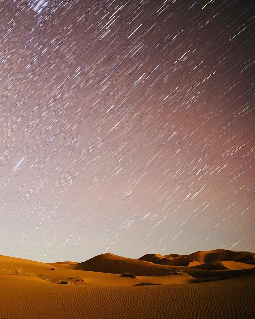  撒哈拉沙漠中的星轨，来自摄影师Jessica Sample。 