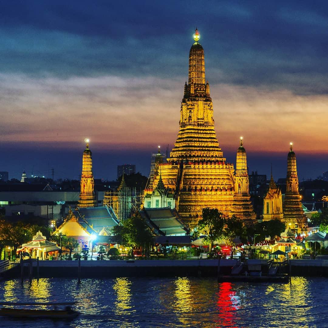  泰国曼谷湄南河畔的黎明寺，来自摄影师Ira Block。 