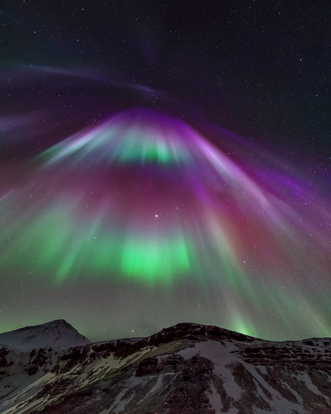  冰岛色彩缤纷的北极光，来自摄影师Babak Tafreshi。 