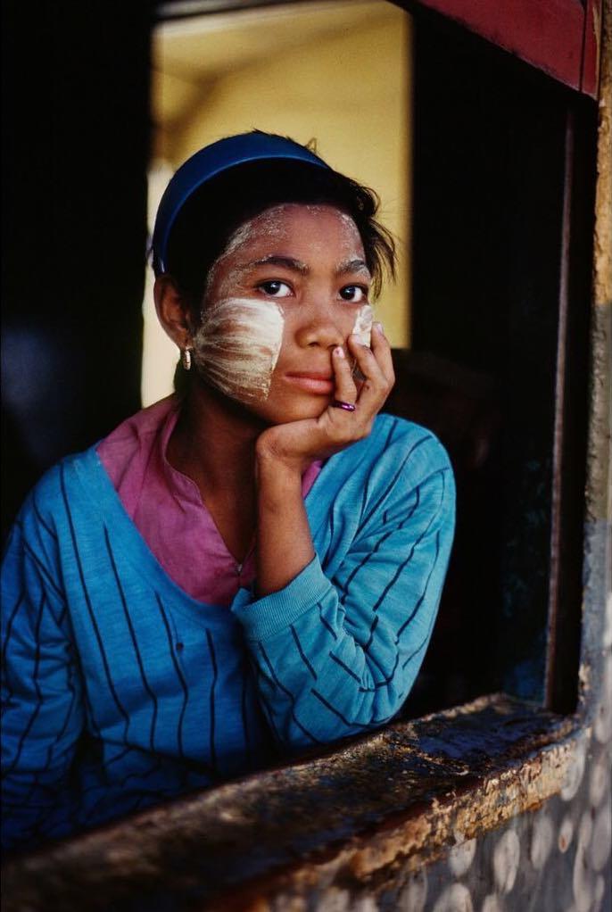  缅甸仰光火车站的女人，Steve McCurry摄于2000年。 