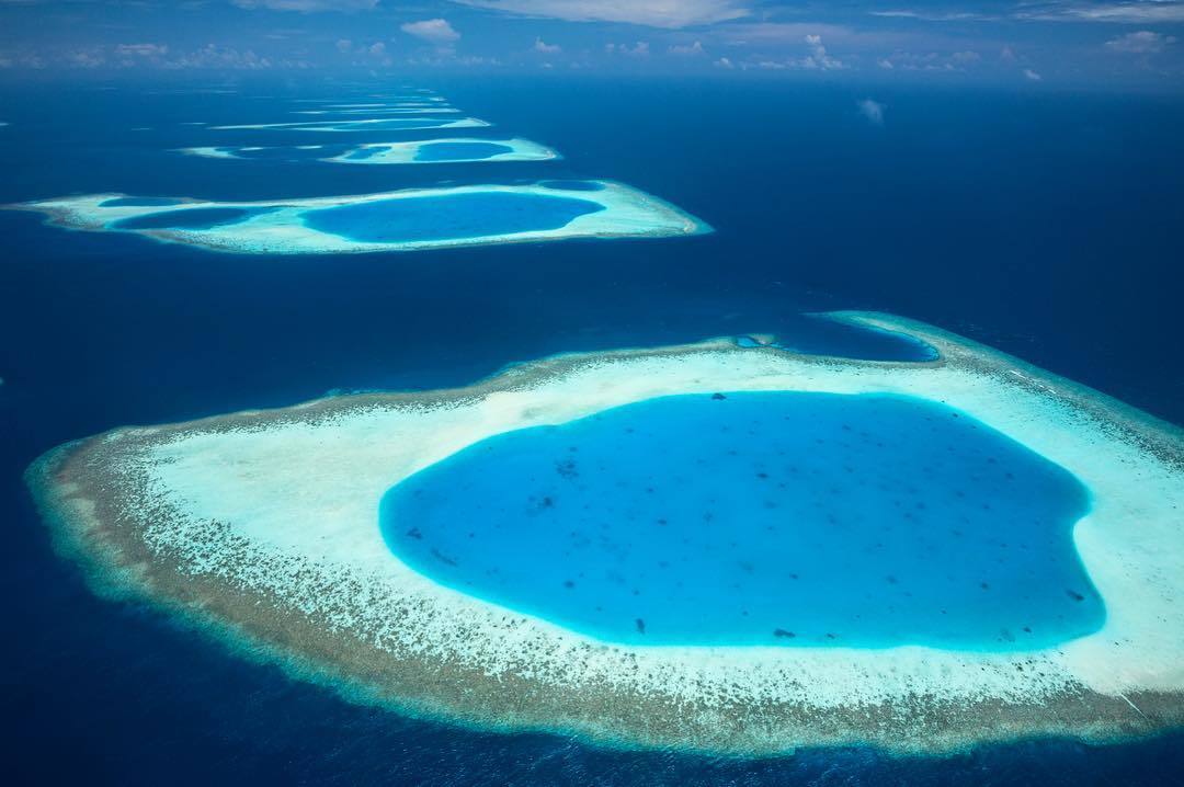  马尔代夫亚里环礁，来自摄影师George Steinmetz。 