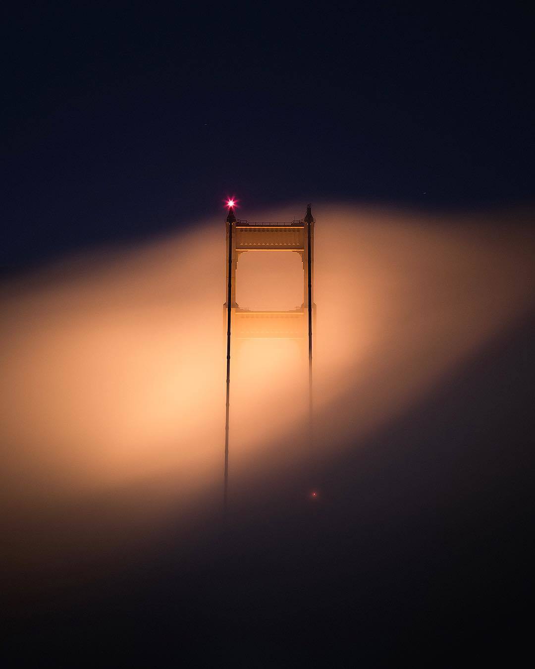 迷雾中的金门大桥，来自摄影师Michael Shainblum。 
